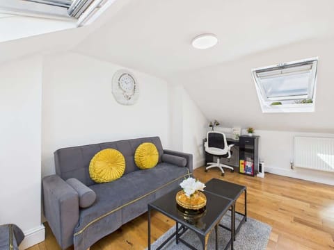 Comfortable and bright lounge with a welcoming vibe, perfect for unwinding after exploring the city.
D3 Short Stays