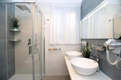 Deluxe Villa, Balcony, Sea View | Bathroom