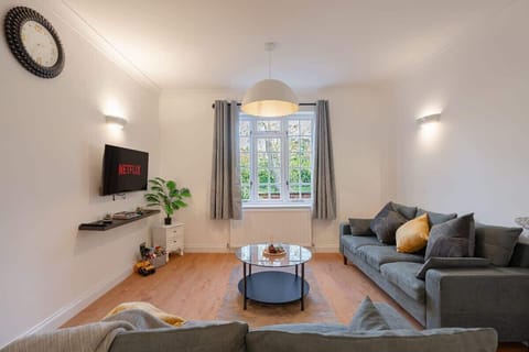 Bright and spacious living room perfect for relaxing after a day in London.
D3 Short Stays