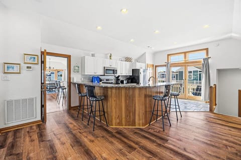 Top-Level Kitchen with Bar (seats 4) (North)