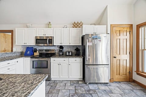 Top-Level Kitchen with Bar (seats 4) (North)