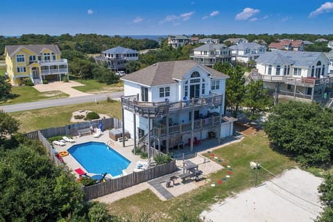 Back Aerial of Fiddlin Around