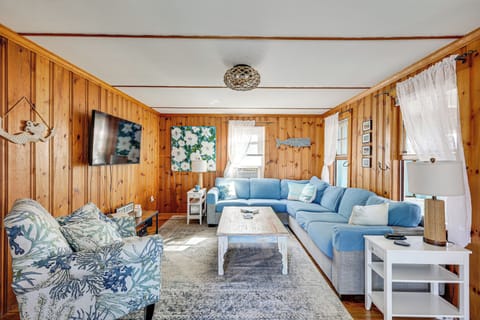 Marshfield Vacation Rental | 2BR | 1BA | 837 Sq Ft | Steps to Enter