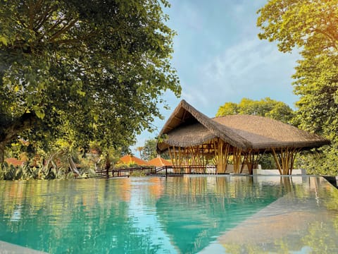 2 outdoor pools