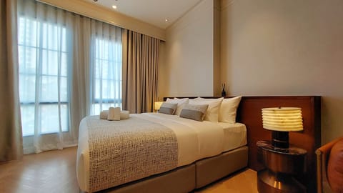Deluxe Room, Bathtub | In-room safe, desk, soundproofing, free WiFi