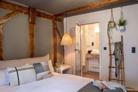 Desk, laptop workspace, free WiFi