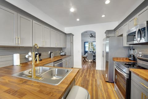 House, 5 Bedrooms | Private kitchen | Coffee/tea maker, fridge, oven, toaster