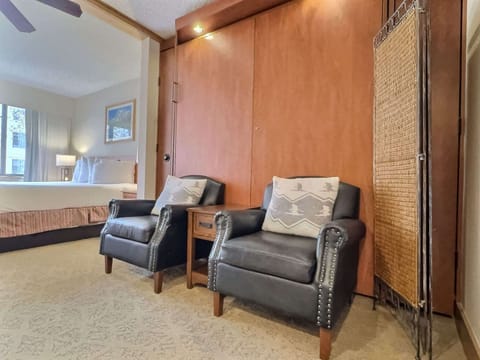 【Living】Sitting area with a king Murphy bed that folds down — four sleep easy
Listed with @BookTraverse