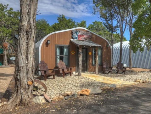 Quonset-style charm in the Texas Hill Country 🌞 Nestled in nature with rustic seating and pet-friendly vibes, Casa Del Sol is your serene Wimberley escape—just minutes from top wineries and scenic adventures.