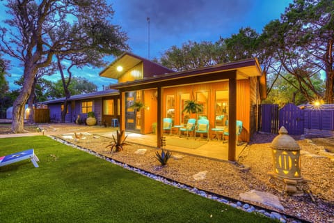 Casa Terracotta & Pennington — cozy outdoor seating, lush lawns & stunning Wimberley views.