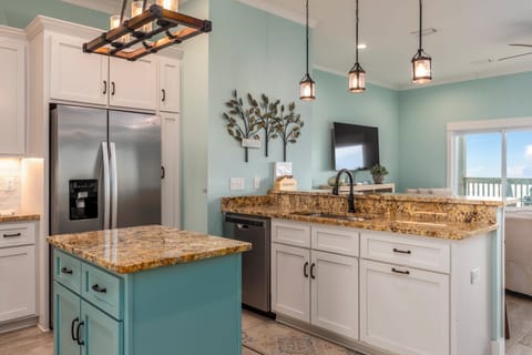 Sea La Vie - Kitchen with Island