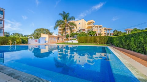 Soak up the Algarve sun by the pool – the perfect spot to relax after a beach day. #AlgarveStay #PoolDay #VauApartment #SunnyEscape