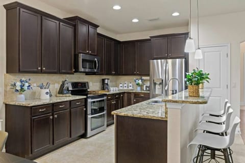 [Full Kitchen] ~ High-end appliances, Rice cooker, Air Fryer, Large Blender, Toaster, Ninja CM401 Specialty 10-Cup Coffee Maker with 4 brew styles for ground coffee, Kitchen island for 4, Dining table for 8