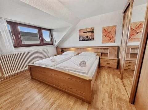 Viel Platz zum Träumen: Kingsize-Bett (2x2m) in deiner Trierer Ferienwohnung.