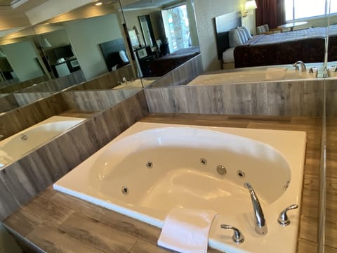 Combined shower/tub, free toiletries, hair dryer, towels