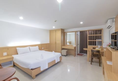Minibar, desk, free WiFi