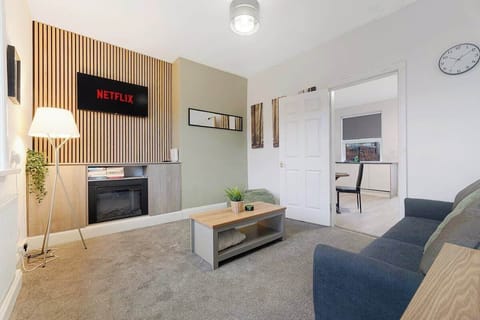 An open-plan living room equipped with a SMART TV with Netflix and a comfortable sofa to sit down and relax. 