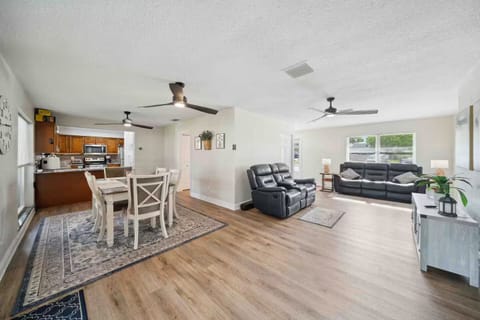 Dining/living room area.