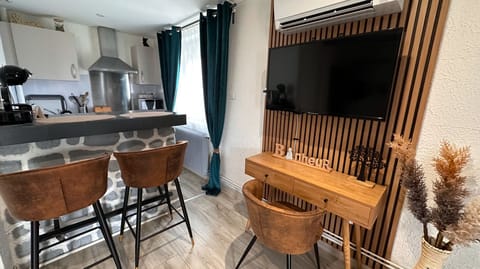 Studio, Balcony, Courtyard View | Private kitchen