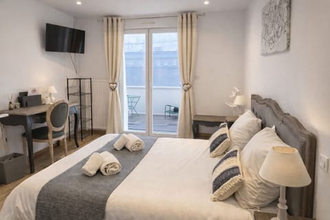 Exclusive Apartment, 2 Bedrooms | Minibar, desk, laptop workspace, free WiFi