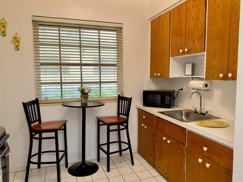 Full Kitchen with Dining for 2