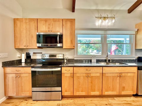 Fully stocked kitchen - all essential cooking/baking items provided.