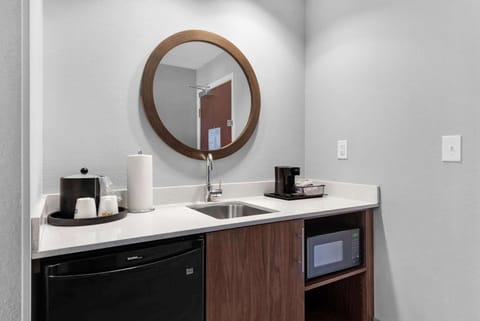 Studio suite one king non smoking | Desk, laptop workspace, blackout drapes, iron/ironing board