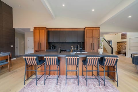 Large kitchen island with seating for five — a central hub for quick breakfasts, après-ski snacks, and easy meal prep.