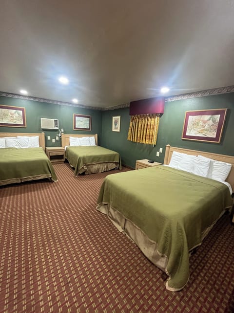 Standard Room, 2 Queen Beds, Non Smoking | Living area | TV