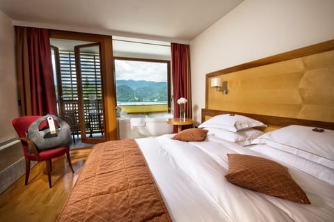 Deluxe Room, Balcony, Lake Side | 1 bedroom, hypo-allergenic bedding, minibar, in-room safe