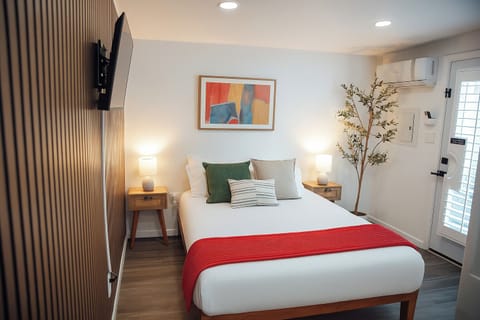 Enjoy a comfortable queen bed for a good night sleep 