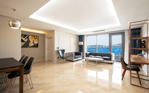 Ocean Suite Twin Room | Living area | TV