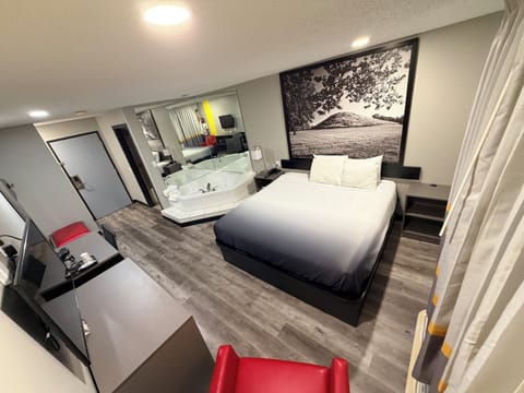 Suite, 1 King Bed, Hot Tub | Desk, laptop workspace, blackout drapes, iron/ironing board