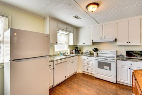 Kitchen | Main Level | Keurig & Drip Coffee Makers | Blender | Cooking Basics