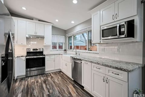 House | 4 bedrooms, desk, high-speed internet