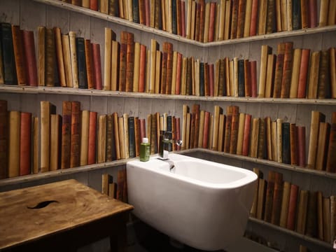 Deluxe Suite | Bathroom | Shower, free toiletries, slippers, towels