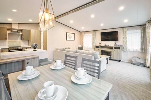 House | 2 bedrooms, desk, Internet