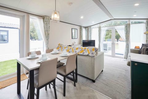 House | 2 bedrooms, desk, Internet
