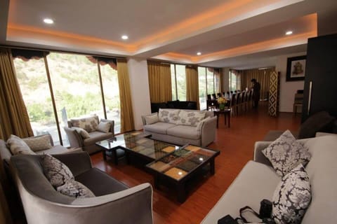 Lobby lounge