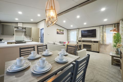 Happy's Day Lodge, Allerthorpe Golf & Country Park, York - Host & Stay