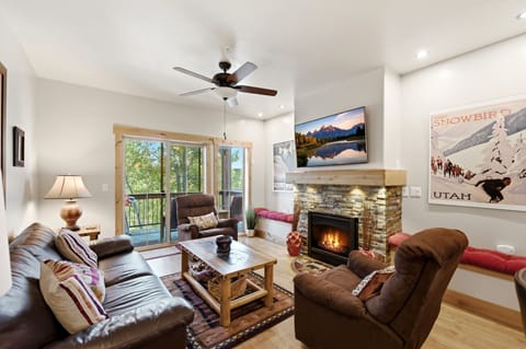 Cozy living room with a fireplace, perfect for relaxing and unwinding after a day out.