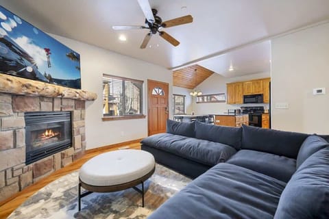 Cozy newly furnished living room & kitchen