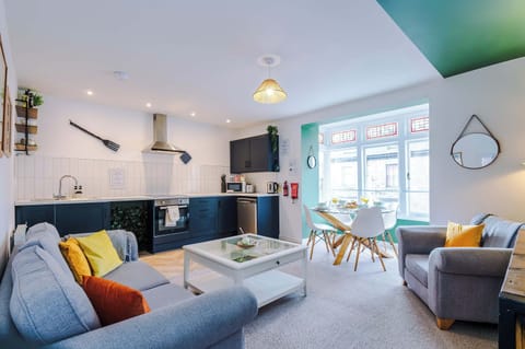 Bright, stylish, and full of charm – enjoy breakfast with a view of Buxton’s beautiful streets.