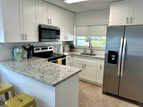 Full Kitchen, with Bar seating for 2