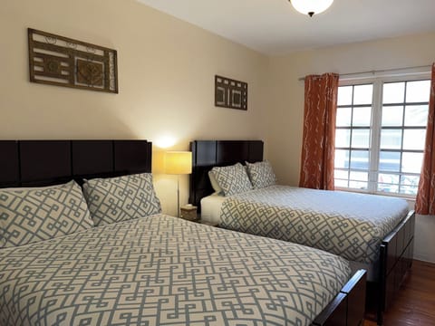 Bedroom: 2 Queen Beds