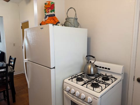 Full Kitchen, Gas Stove