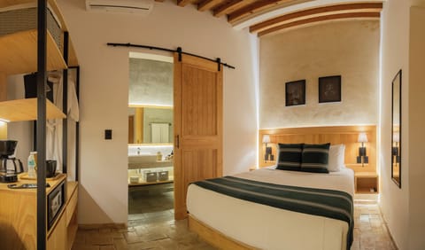 Comfort Double Room | Minibar, in-room safe, desk, iron/ironing board