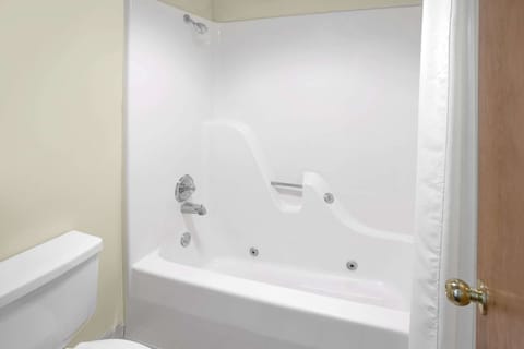 Combined shower/tub, rainfall showerhead, free toiletries, hair dryer