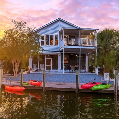 Welcome to Pelican’s Point — your main river paradise in Weeki Wachee.