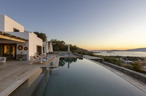 Palmyra's gorgeous infinity pool looking out to sea.